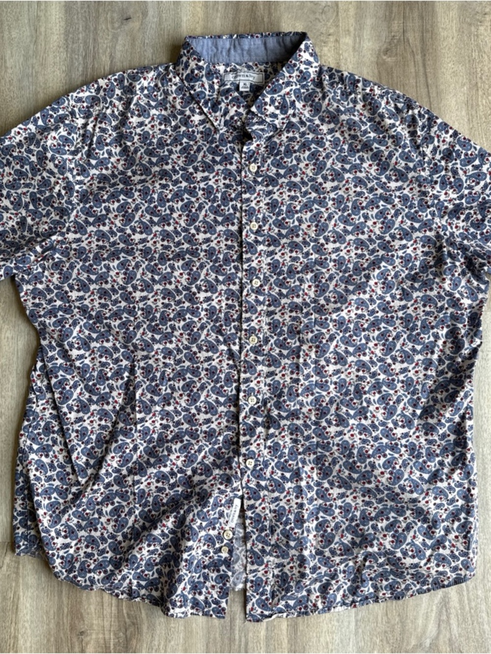 crown & ivy Like New XL Men's Paisley Button-Down Shirt in Navy, White & Red
